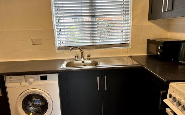 Essex 2 Bed Flat Near Station With Free Parking