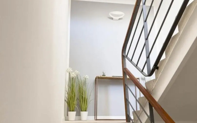 Basovizza 3 Angelica Tirabora Short Rent