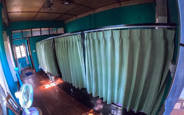 Crossroads House - Hostel