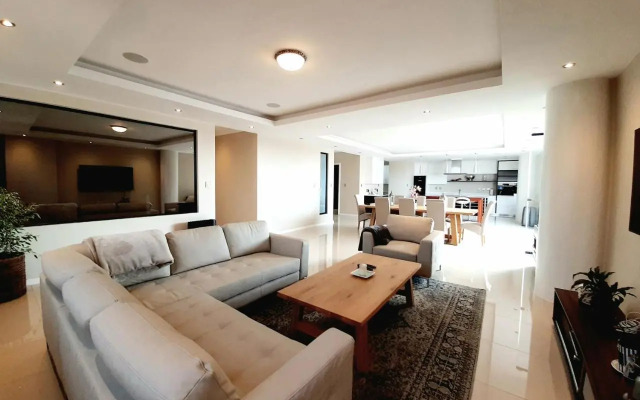 1804 Franklin 3-Bed Penthouse with Rooftop Jacuzzi