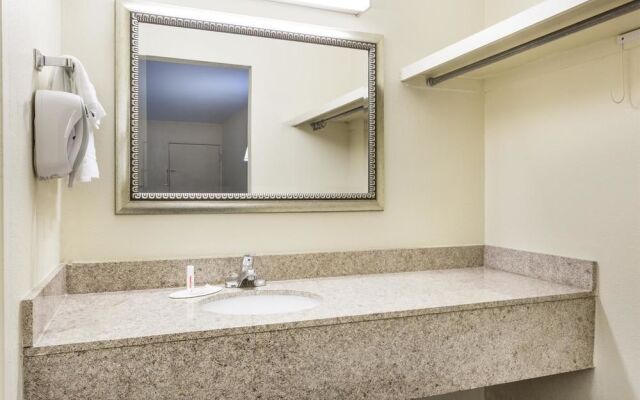 Super 8 Motel - Forsyth