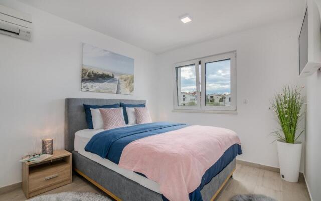 Elle Luxury Apartments Vanta?I?I