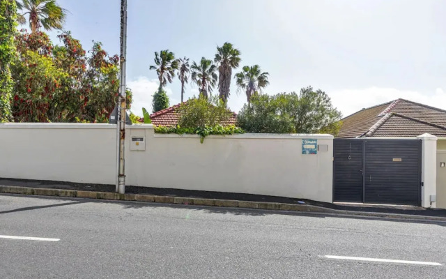 Tropical 1BD Hideaway Near Queens Beach, Fresnaye!
