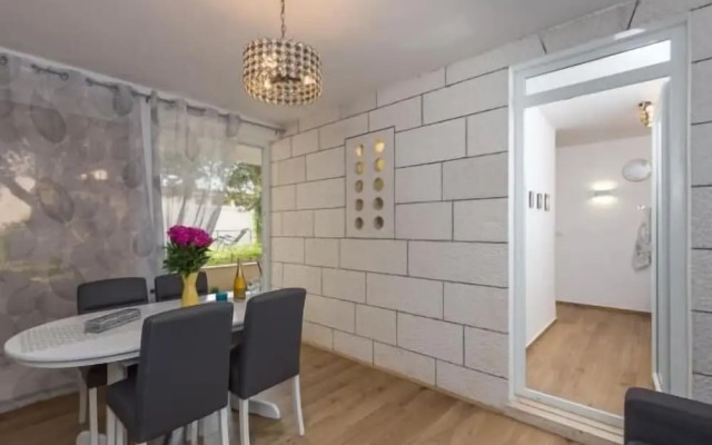 Apartment Hitri - One Bedroom Apartment With Terrace and Garden View