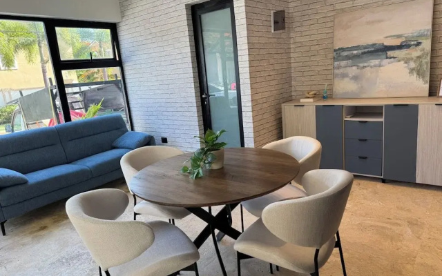 New Chic 2BR APT.