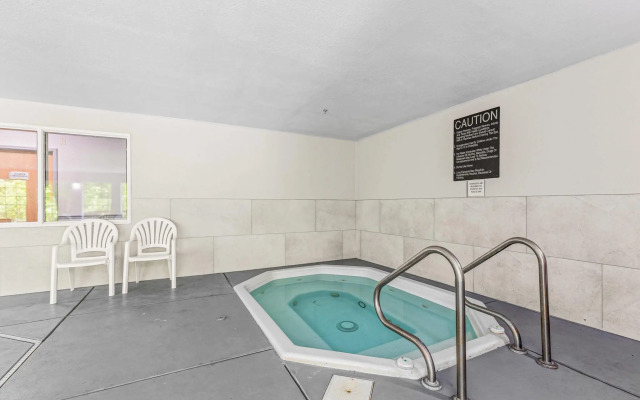 Quality Inn & Suites On the River