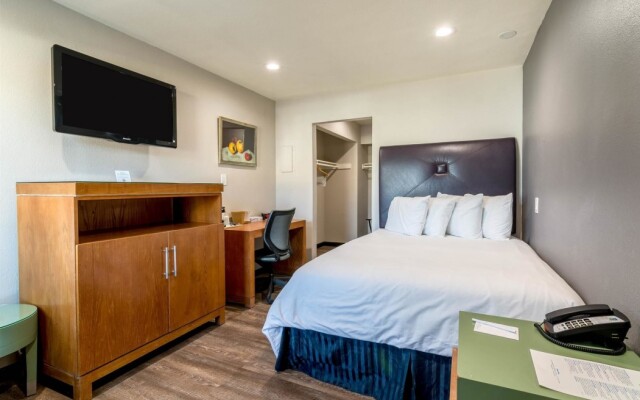 Azul Inn & Suites