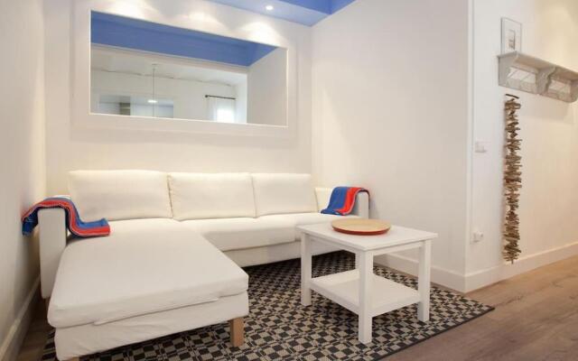 Bright 2 bedroom apt in 22@, close to the beach