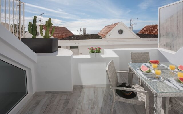 Tidy Apartment, Small Terrace and Air Conditioning