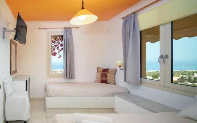 Room in Apartment - Master Suite Complex With Pool and Full View