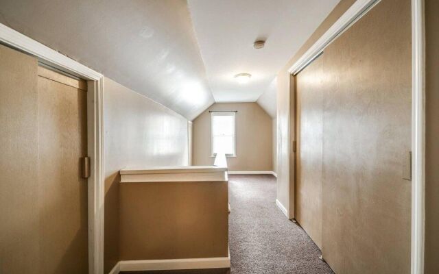 Shiny and comfortable Oakland House