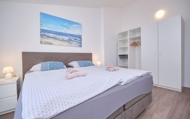 Queen's Lodge Mastrinka by Litto