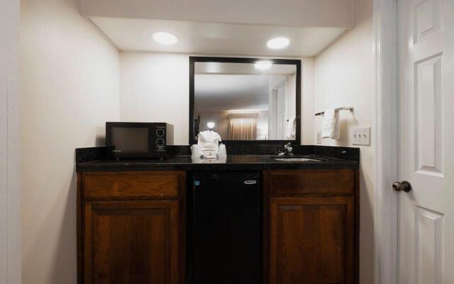 Red Roof Inn & Suites Calhoun