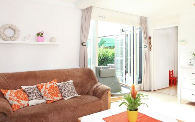 Comfortably Furnished Bungalow on Lake Veere