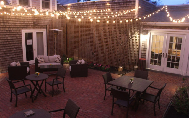 Vineyard Square Hotel & Suites