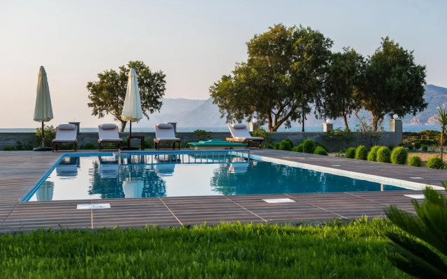 Niovi Seaside Suites