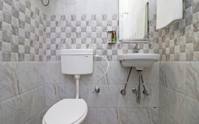 Oyo Flagship 26593 Yug Residency