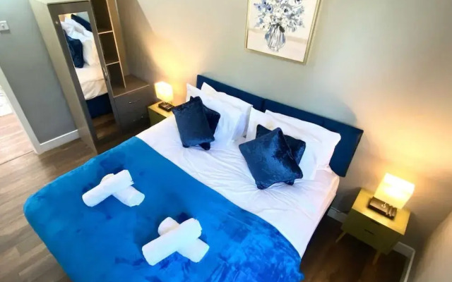 2 Bed Town Centre Free Park Wi-Fi Garden