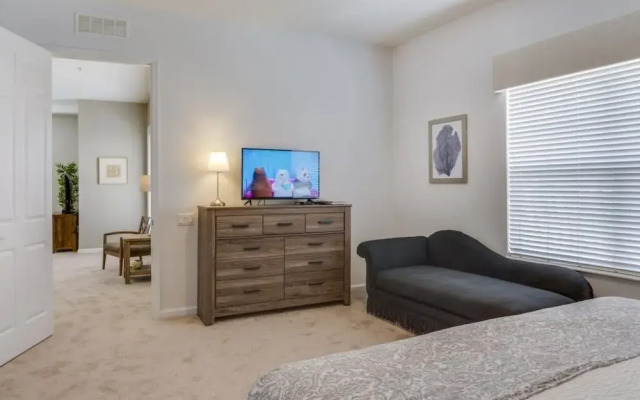Penthouse Utopia 3 Bedroom Condo by RedAwning