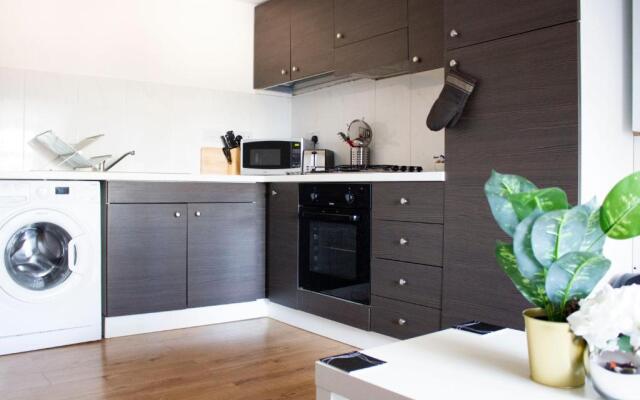 Town Centre Apartment with FREE Parking