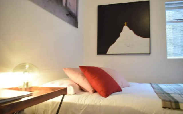 West Kensington Stunning 2 Bedroom Flat With Balcony
