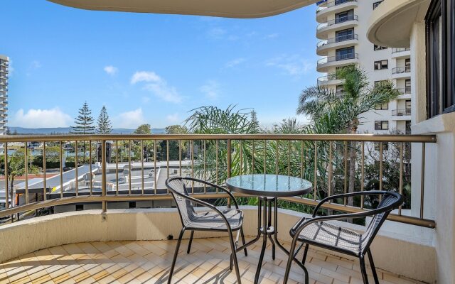 Terrific Location, Large 2BR, 2 Bath Apt