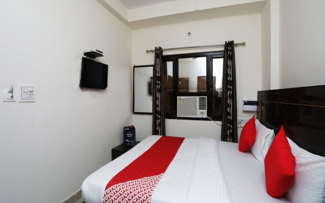 OYO 16815 Hotel Suresha