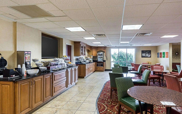 Comfort Suites Airport