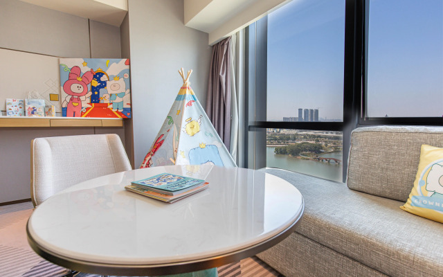 Crowne Plaza Foshan Nanhai-an IHG Hotel-Guangzhou South Railway Station Free Shuttle Bus