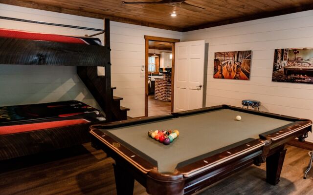 Bigfoots Retreat 2 Bedroom Chalet by RedAwning