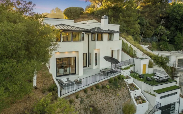 Belden Modern Villa - Iconic Hollywood Hills Retreat