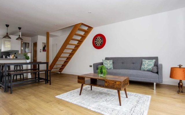 Spacious 3 Bedroom Apartment With Large Balcony