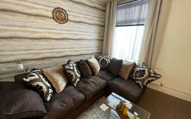 Impeccable 4-bed Home Away From Home in Swindon