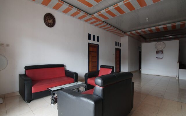 SPOT ON 93378 Lona Guest House SyariahNearScience Park Universitas Riau