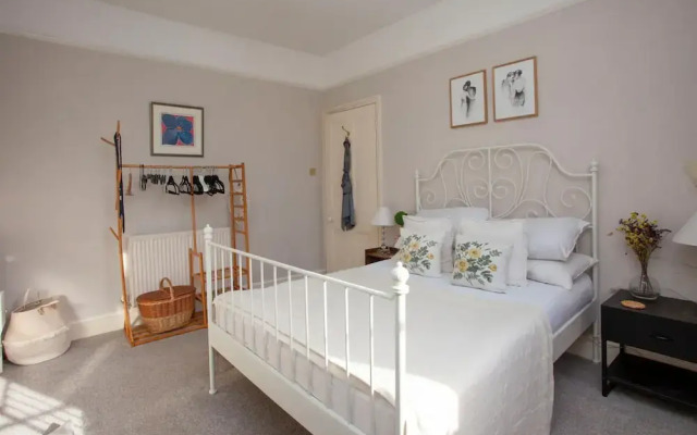 Stylish and Bright 2 Bedroom Flat in Bristol