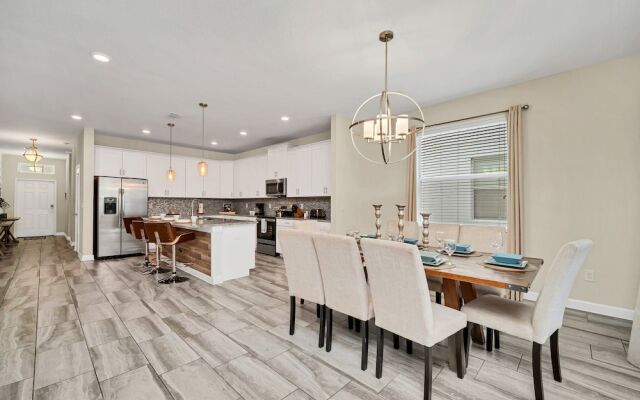 Gorgeous, Modern Home W/private Pool!