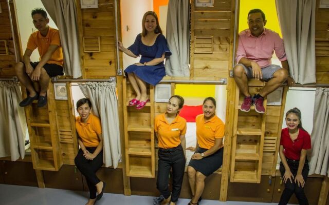 LUXS Capsule Hotel - Hostel - Adults Only