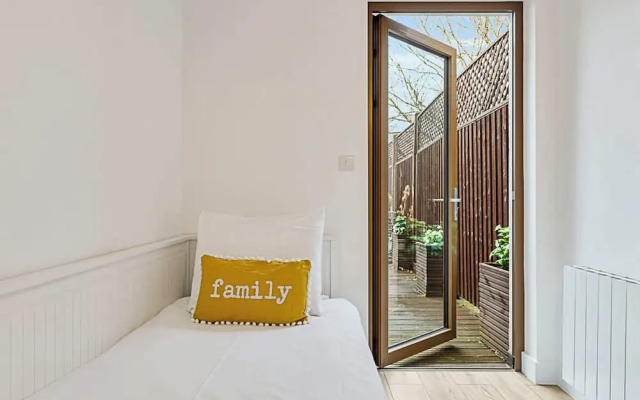 Newly Furnished and Bright Home
