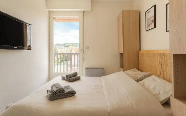 Renovated Apartment Sleeping 6 - Pool and Tennis