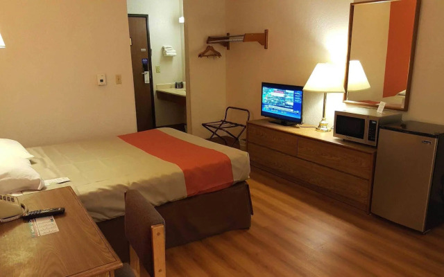 Motel 6 Saukville, WI