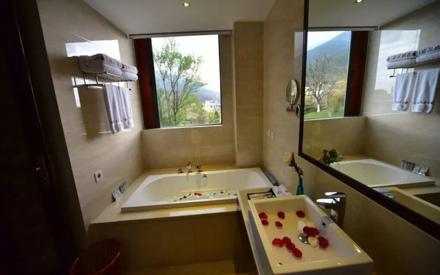Dali Art Golf Hotel