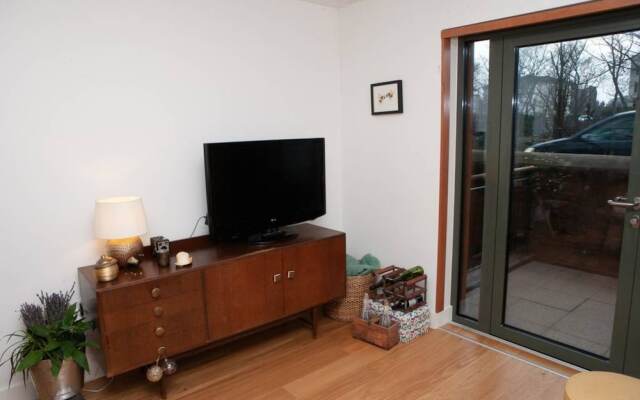Modern 1 Bedroom Whapping Flat