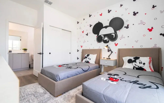 Newly Built 4BR Home Near Disney With Pool