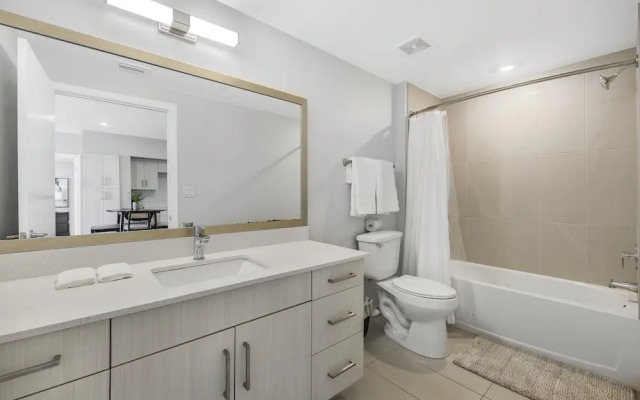 Stylish City-View Condo Pool Access
