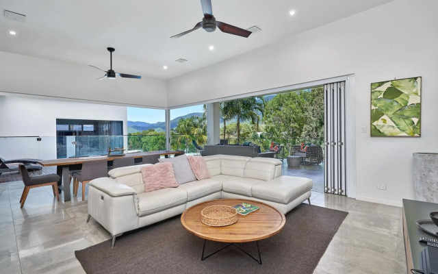 Canopy Views Luxury Holiday House Palm Cove