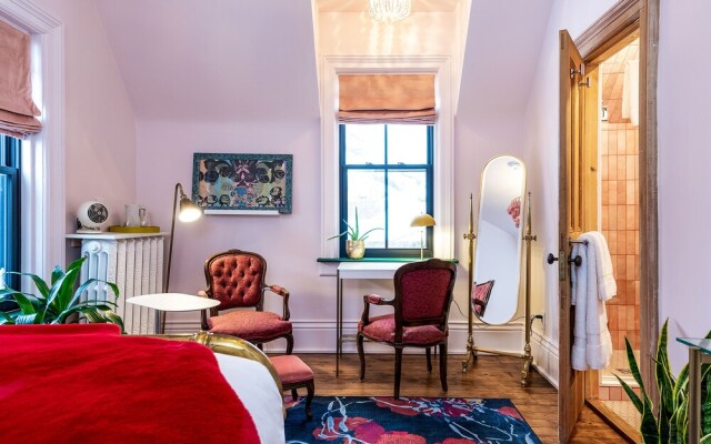 11 Rooms Boutique Hotel