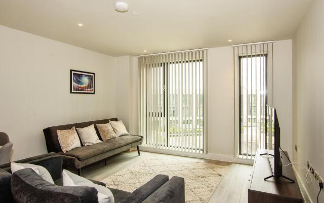 Sleek 6-Guest Apt at St  Martin s  Bham