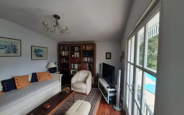 maison en pierre dans un écrin de verdure