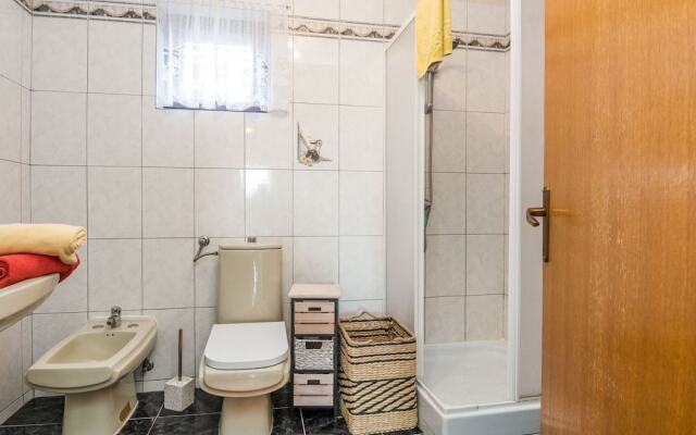 Vibrant Apartment in Vir near Sea