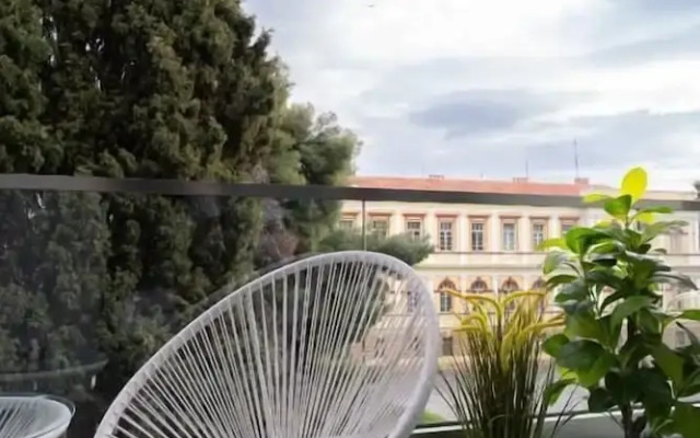 Velvet Luxury Studios in the City Center by BiNobi!